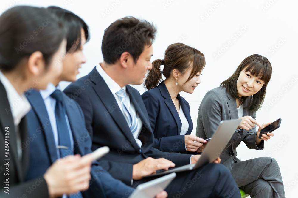会社でパソコン・スマホ・タブレットを使うスーツ姿の会社員(アジア人・男女・5人)
会社でパソコン・スマホ・タブレットを使うスーツ姿の会社員(アジア人・男女・5人)