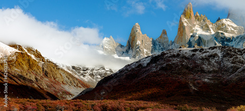Vista otoñal del cerro torre y el monte Fritz Roy paisajes del sur patagonico en la zona del Chalten photo