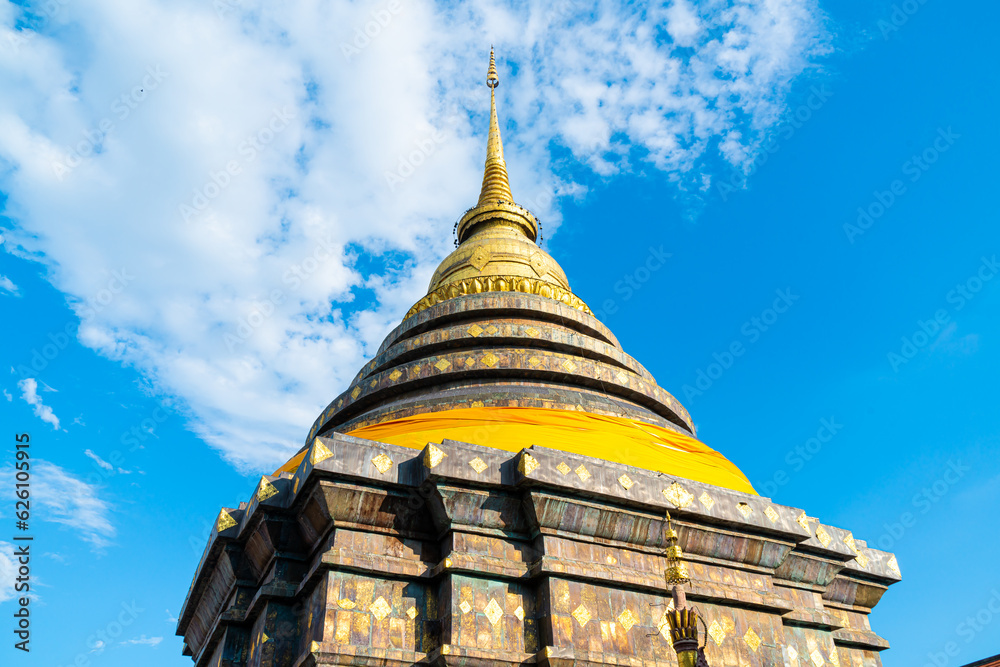 Fototapeta premium beautiful architecture at Pra That Lampang Luang in Thailand