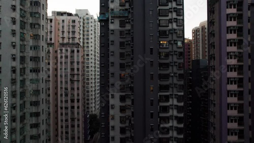 Vol au dessus de Hong Kong Island 4K. Tournage aérien (drone) de Sai Ying Pun, quartiers d'affaires et de l'activité financière le long du port de Victoria, Chine, Asie photo