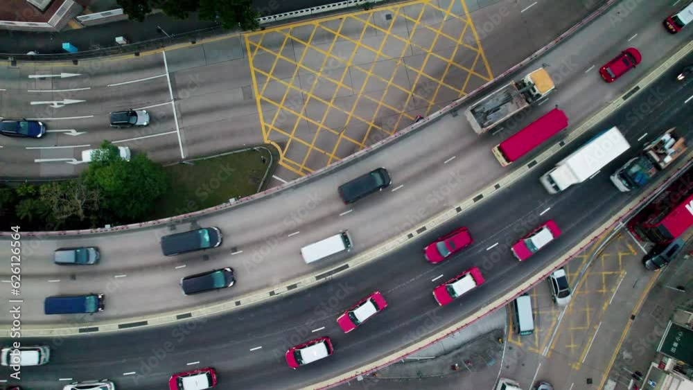 Trafic routier sur une autoroute de Hong Kong en Asie - Vue aérienne d’une ville moderne et dynamique la nuit.