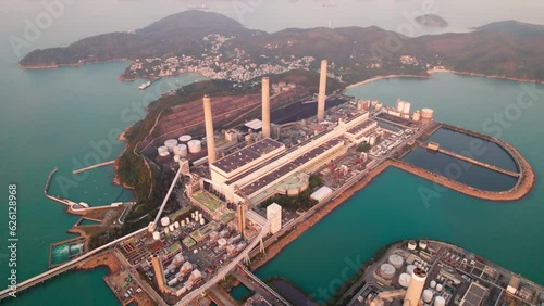 vue aerienne de la centrale électrique de charbon et ses cheminées au coucher du soleil sur l'ile de Lama à Hong Kong en Chine