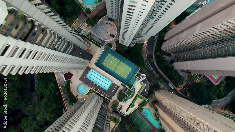 Vol au dessus de Hong Kong Island 4K. Tournage aérien (drone) de Central, quartiers d'affaires et de l'activité financière le long du port de Victoria, Chine, Asie
