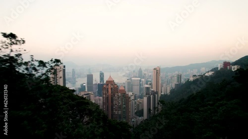 Vol au dessus de Hong Kong Island 4K. Tournage aérien (drone) de Sai Ying Pun, quartiers d'affaires et de l'activité financière le long du port de Victoria, Chine, Asie photo