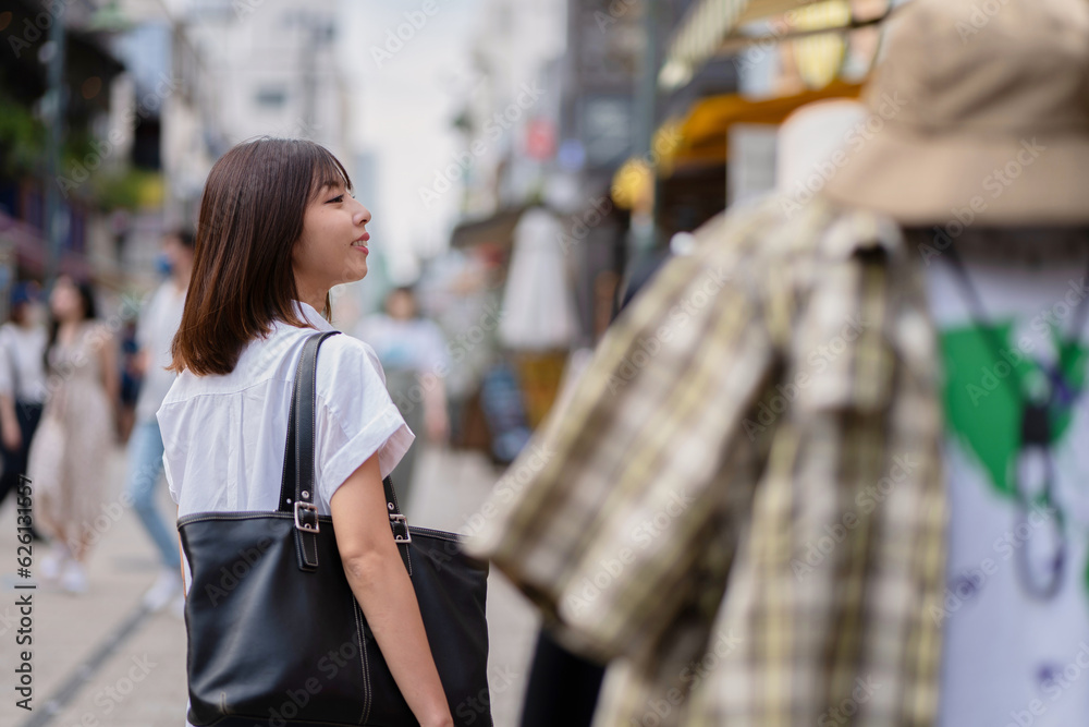 ショッピングストリートで買い物する女性