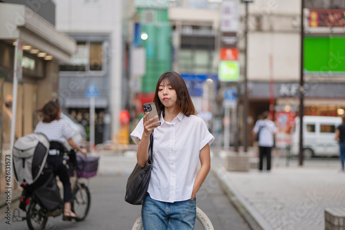 吉祥寺の街を散策する女性