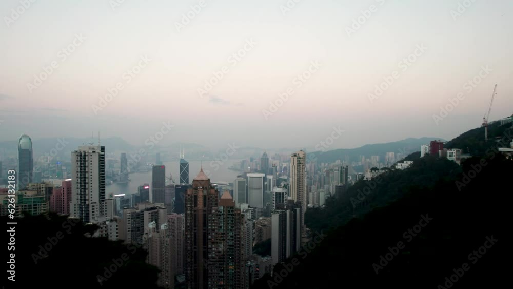 Vol au dessus de Hong Kong Island 4K. Tournage aérien (drone) de Sai Ying Pun, quatiers d'affaires et de l'activité financière le long du port de Victoria, Chine, Asie