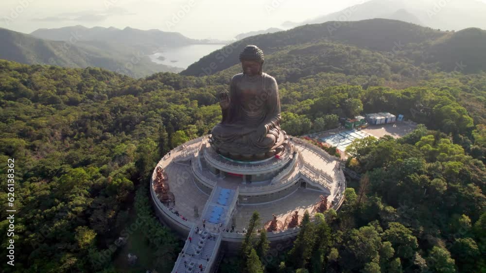Vue aérienne de la grande statue en bronze de Bouddha Tian Tan perchée en haut de sa colline sur l'île de Lantau, Hong Kong, Chine. Un monument bouddhiste vu du ciel à visiter.