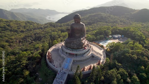Vue aérienne de la grande statue en bronze de Bouddha Tian Tan perchée en haut de sa colline sur l'île de Lantau, Hong Kong, Chine. Un monument bouddhiste vu du ciel à visiter. photo
