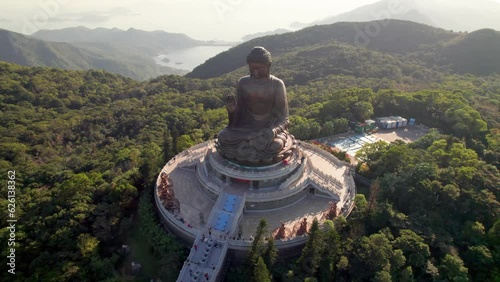 Vue aérienne de la grande statue en bronze de Bouddha Tian Tan perchée en haut de sa colline sur l'île de Lantau, Hong Kong, Chine. Un monument bouddhiste vu du ciel à visiter.