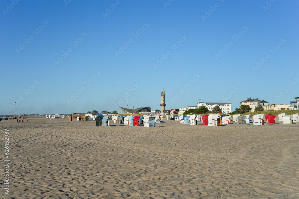 Zahlreiche Strandkörbe am Sandstrand von Rostock Warnemünde
