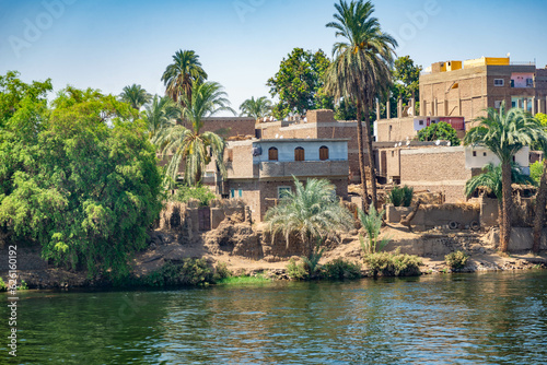 orillas de rio Nilo con en desierto a los lados Egipto photo