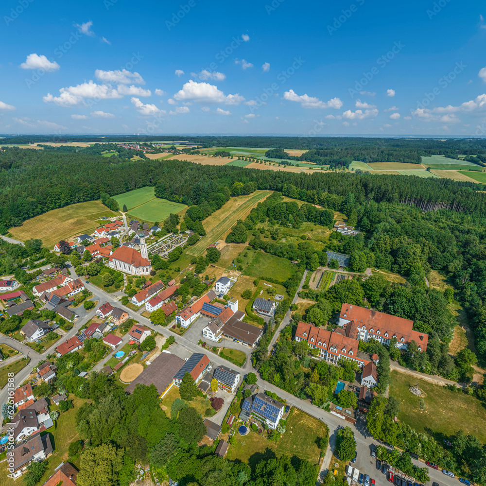 Der Wallfahrtsort Violau im Naturpark Westliche Wälder nahe Augsburg aus der Luft