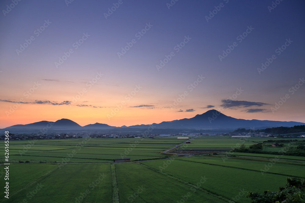 田園風景の広がる鳥取県の伯耆大山と日の出