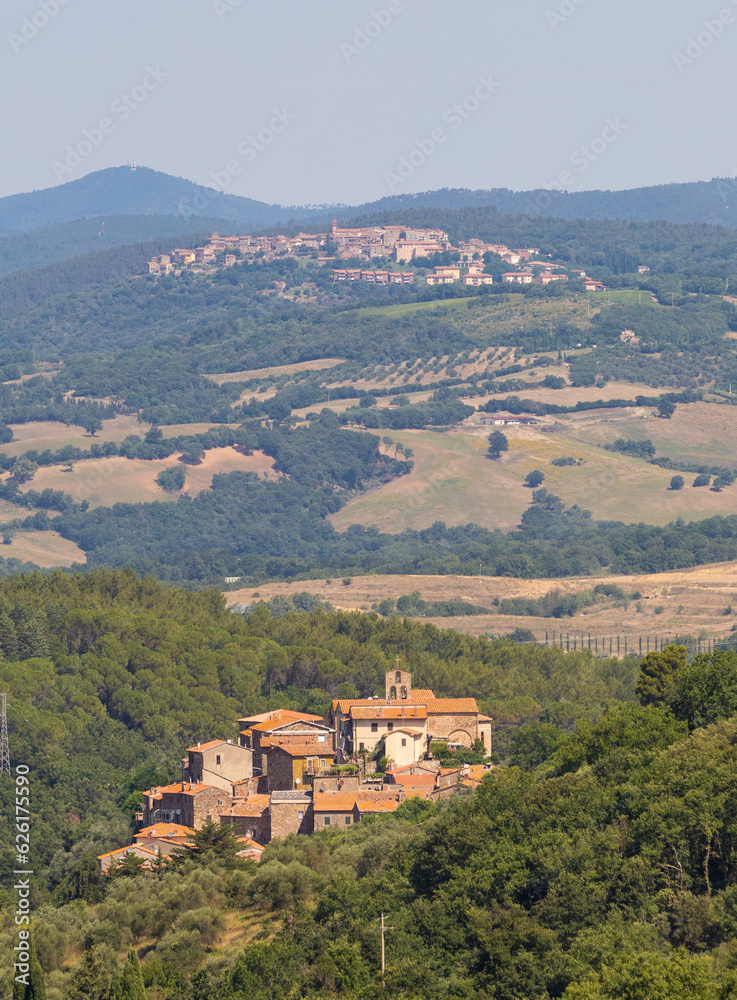 Obraz premium Traditional Tuscan landscape with a villa surrounded by tui trees in the foreground