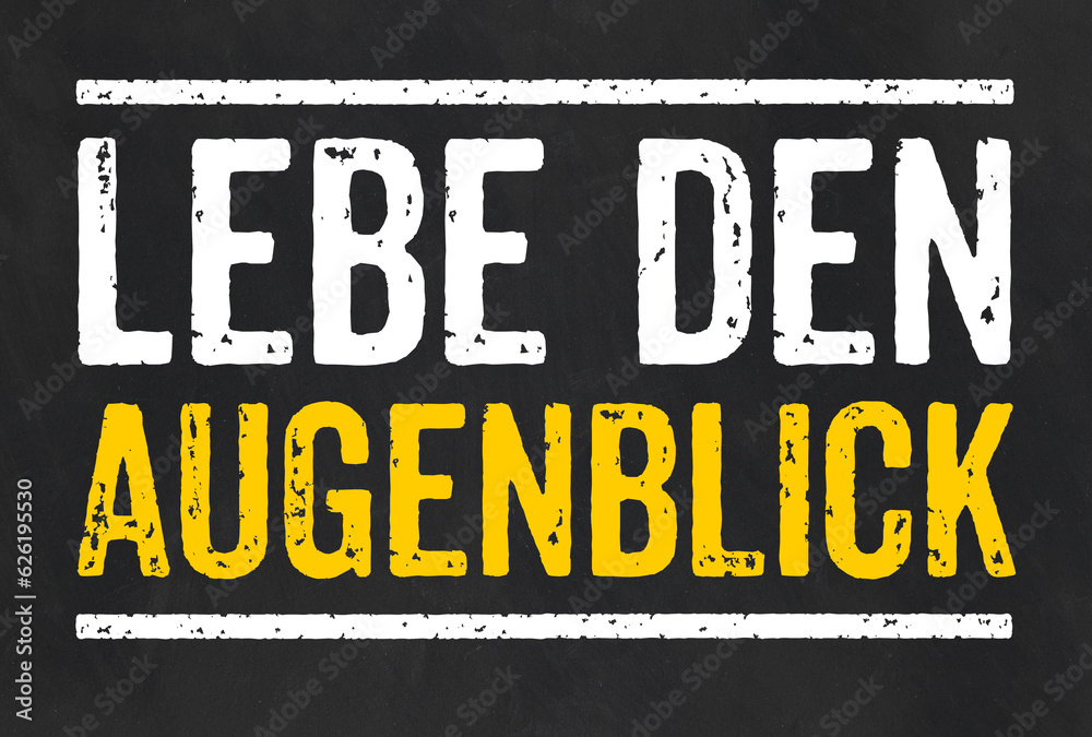 Fototapeta premium Tafel mit dem Text Lebe den Augenblick