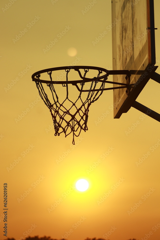 Naklejka premium basketball hoop and net against sky