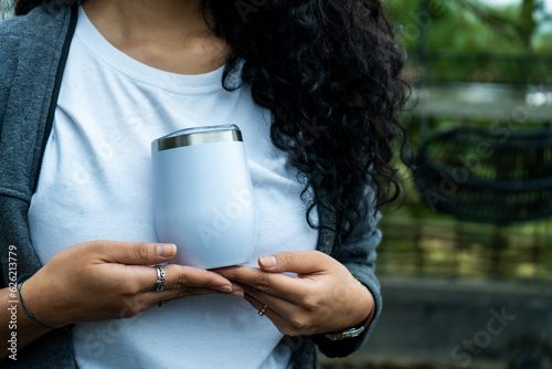 Fotografija Expertly crafted mockup: woman showcasing a white wine tumbler, perfect for prom