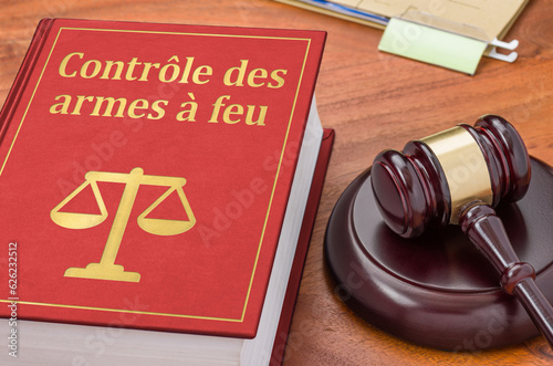 A law book with a gavel - Gun law in french - Contrôle des armes à feu