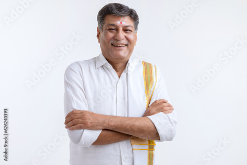 Canvas Print Portrait of smiling south indian senior man in traditional clothing