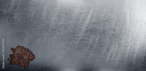 immagine di superficie, lastra in metallo satinato vista dall'alto con chiazza di ruggine photo
