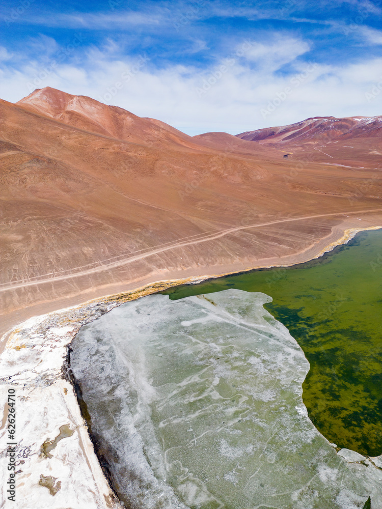 Φωτογραφία Aerial view of the green and partly frozen Laguna del Negro Francisco in the Ata