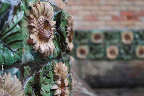 Detalle de unos girasoles en una fachada 