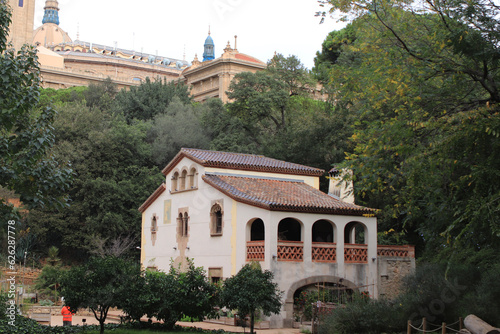 Primer plano de una casa con otros edificios 