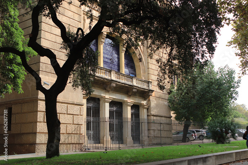 Fachada con ventanas y un árbol de un edificio de Barcelona
