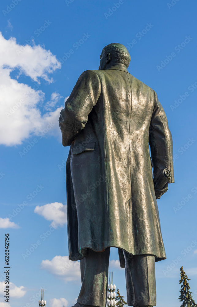 Fototapeta premium Moscow, Russia - 07.09.2023 - Shot of the main entrance of the Exhibition of Achievements of National Economy site, known as VDNKH. Lenin monument. Landmark