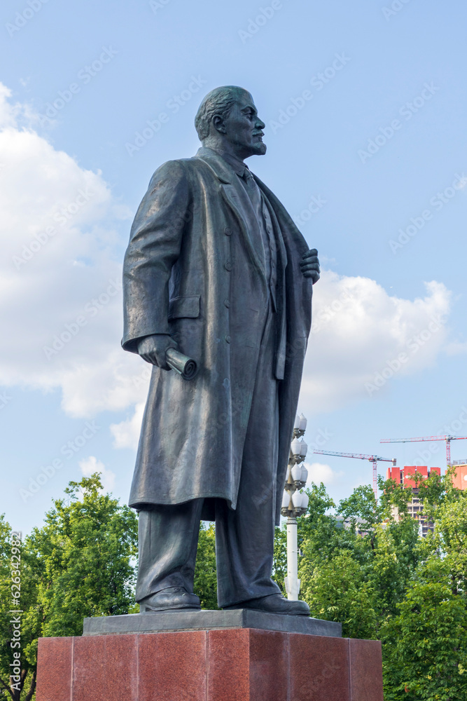 Naklejka premium Moscow, Russia - 07.09.2023 - Shot of the main entrance of the Exhibition of Achievements of National Economy site, known as VDNKH. Lenin monument. Landmark