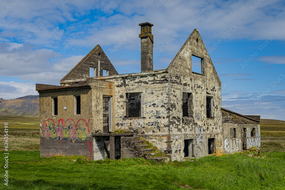 ICELAND-Snæfellsnes-Arnarstapi-Abandoned house