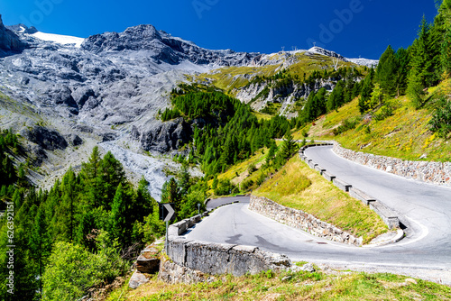 Serpentinen am Stilfser Joch nahe dem Ortler in Südtirol, Italien