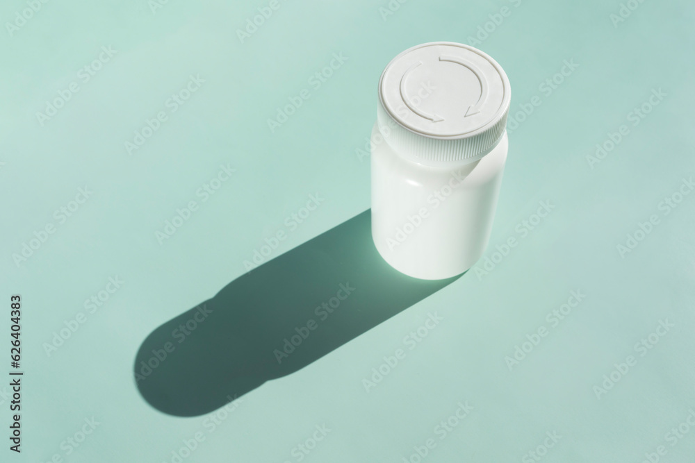 Naklejka premium Top View White Bottle Of Medication Pills Or Vitamins On Green , Mint Background With Shadow. Horizontal Flat Lay. Copy Space For Text. Healthy Bio Supplements. Pharmacology. Design Or Mockup