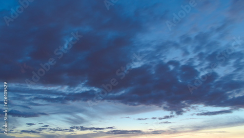 Obraz na płótnie Cloud on twilight sky w salonie