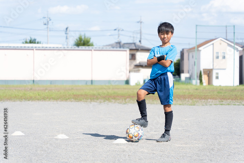 サッカーの練習をする小学生の男の子