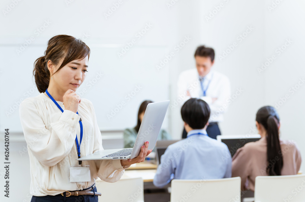 オフィス・会議室にいるパソコンを持ったビジネスウーマン・女性(困る・悩む)
オフィス・会議室にいるパソコンを持ったビジネスウーマン・女性(困る・悩む)