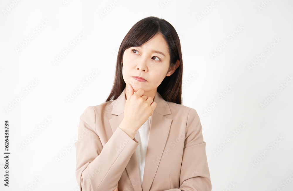 考えるミドルエイジのビジネスウーマン　白背景