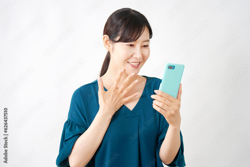スマートフォンを見て驚く女性 白背景 スマートフォンを見て驚く女性 白背景