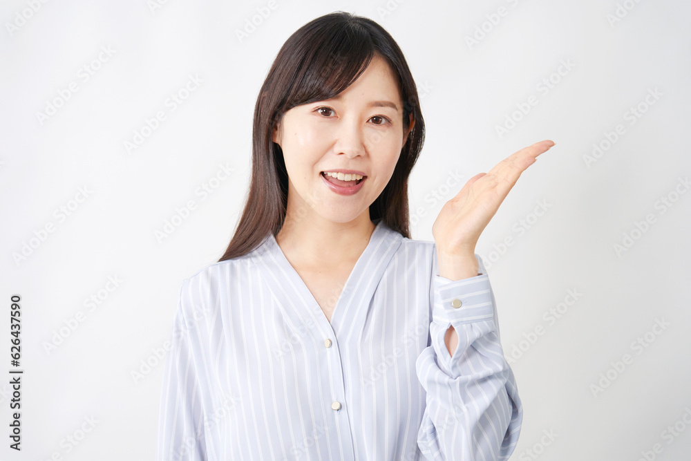 手のひらで右側を指すミドルエイジの女性 白背景 手のひらで右側を指すミドルエイジの女性 白背景