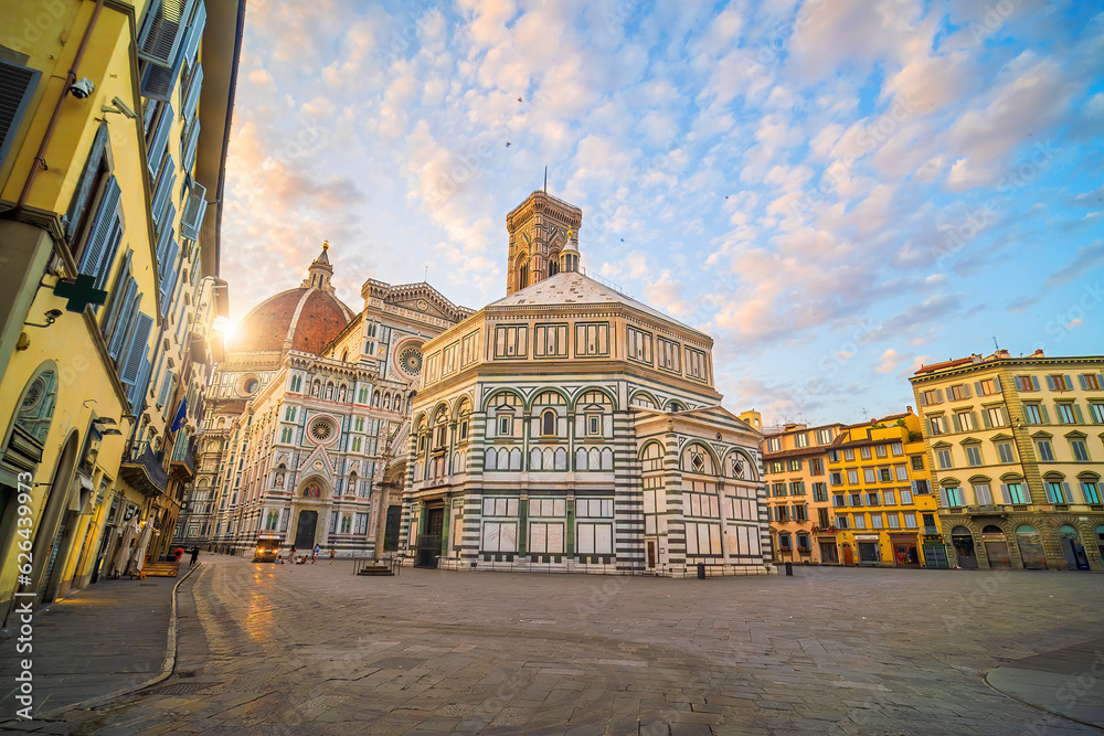 Fototapeta premium Piazza del Duomo and cathedral of Santa Maria del Fiore in downtown Florence, Italy