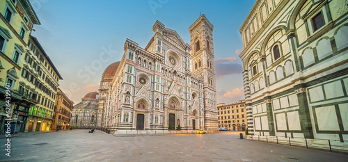 Fotografia Piazza del Duomo and cathedral of Santa Maria del Fiore in downtown Florence, It