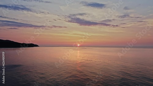 ドローン撮影：晴天の下海に沈む夕日