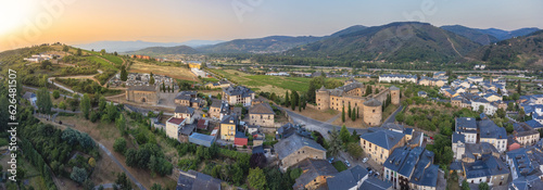 Obraz na płótnie A Breathtaking Aerial View of Vallafranca del Bierzo at Sunrise, Spain w salonie