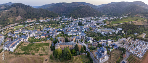 Obraz na płótnie A Breathtaking Aerial View of Vallafranca del Bierzo at Sunrise, Spain w salonie