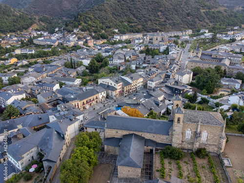 Obraz na płótnie A Breathtaking Aerial View of Vallafranca del Bierzo at Sunrise, Spain w salonie