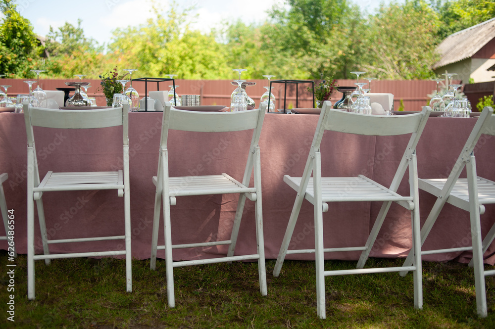 Obraz premium table and chairs in garden