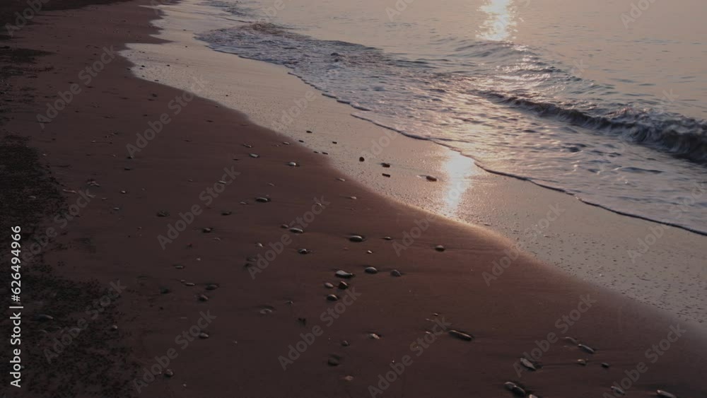 夕日に照らされた砂浜に打ち寄せる波 夕日に照らされた砂浜に打ち寄せる波