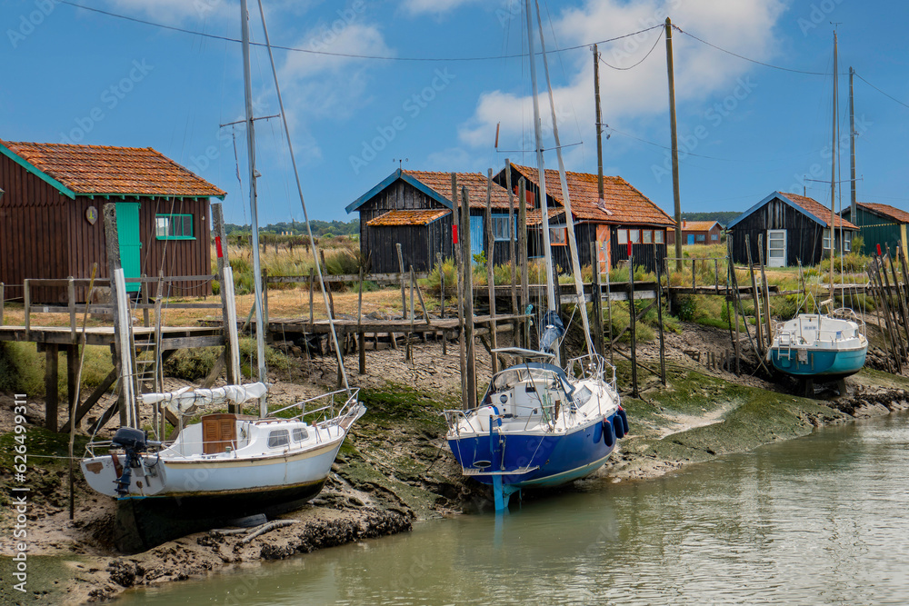 Chenal de La Tremblade, cabanes ostréicoles et voiliers