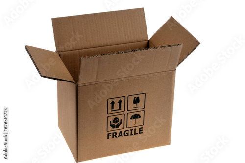 Boîte en carton ouvert et vide avec fragile écrit dessus en gros plan sur fond blanc photo